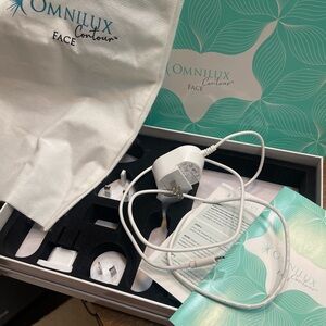 Accessories for Omnilux mask. Mask NOT included. Only charger & storage bag.